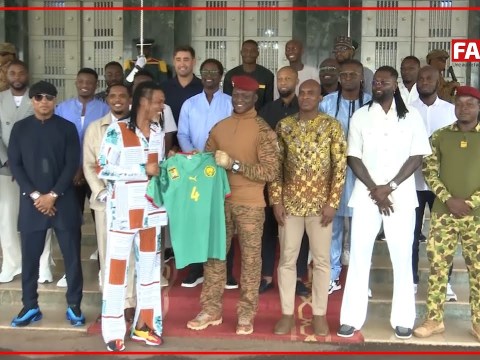 Le Capitaine Ibrahim Traoré reçoit les anciennes gloires du football africain Le Capitaine Ibrahim Traoré reçoit les anciennes gloires du football africain
