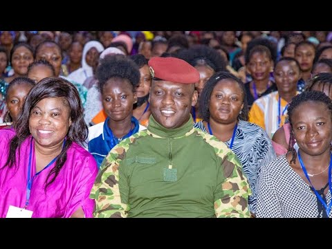 Le Capitaine Ibrahim Traoré échange avec les familles des soldats tombés au front Le Capitaine Ibrahim Traoré échange avec les familles des soldats tombés au front