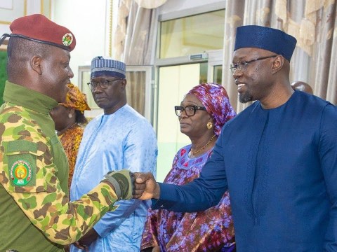 Le Capitaine Ibrahim Traoré reçoit Ousmane Sonko Le Capitaine Ibrahim Traoré reçoit Ousmane Sonko