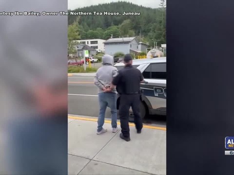 Video shows Juneau police officer throwing man to ground during arrest, officer put on administra… Video shows Juneau police officer throwing man to ground during arrest, officer put on administra…