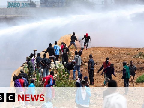 Kenya police fire on advancing crowd of protesters in Nairobi | BBC News Kenya police fire on advancing crowd of protesters in Nairobi | BBC News