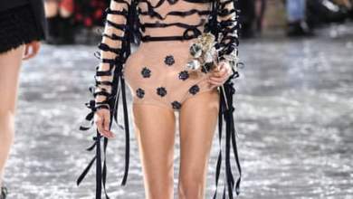 الجنس والسريالية: سيمون روشا تتألق في مكان ضيف جان بول غوتييه في باريس |  عروض الأزياء الراقية الجنس والسريالية: سيمون روشا تتألق في مكان ضيف جان بول غوتييه في باريس |  عروض الأزياء الراقية