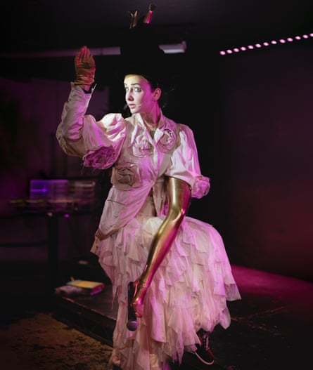 “أردت أن أكون جادة – لكن الناس سيضحكون بشدة”: جوليا ماسلي تتحدث عن تحفتها الكوميدية العرضية | كوميديا “أردت أن أكون جادة – لكن الناس سيضحكون بشدة”: جوليا ماسلي تتحدث عن تحفتها الكوميدية العرضية | كوميديا