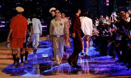 فاريل ويليامز يأخذ لويس فويتون إلى هونغ كونغ لعرضه الثاني للرجال |  لويس فيتون فاريل ويليامز يأخذ لويس فويتون إلى هونغ كونغ لعرضه الثاني للرجال |  لويس فيتون