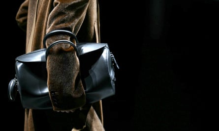 ساباتو دي سارنو يجلب حقبة جديدة من البراغماتية إلى غوتشي في أول ظهور له في الملابس الرجالية | غوتشي ساباتو دي سارنو يجلب حقبة جديدة من البراغماتية إلى غوتشي في أول ظهور له في الملابس الرجالية | غوتشي