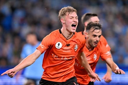 سوبر sub sub Fábio Gomes يسجل هدفين ليقود فريق Sydney FC من الخلف ليفوز بكأس أستراليا | أ- الدوري الرجال سوبر sub sub Fábio Gomes يسجل هدفين ليقود فريق Sydney FC من الخلف ليفوز بكأس أستراليا | أ- الدوري الرجال