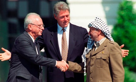 أتذكر الأوقات التي تجرأ فيها الفلسطينيون على الأمل في السلام. كيف وصل الأمر إلى هذا؟ | رجا شحادة أتذكر الأوقات التي تجرأ فيها الفلسطينيون على الأمل في السلام. كيف وصل الأمر إلى هذا؟ | رجا شحادة