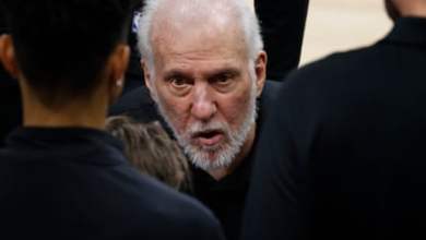 توتنهام جريج بوبوفيتش يأخذ الميكروفون لتوبيخ المشجعين بسبب إطلاق صيحات الاستهجان على كوهي ليونارد |  سان انطونيو سبيرز توتنهام جريج بوبوفيتش يأخذ الميكروفون لتوبيخ المشجعين بسبب إطلاق صيحات الاستهجان على كوهي ليونارد |  سان انطونيو سبيرز