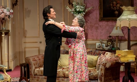 هناك يذهب الفروسية! كيف فجر التاج أبواب القصر | التاج هناك يذهب الفروسية! كيف فجر التاج أبواب القصر | التاج