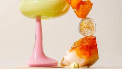 أكواب بسيطة، وكؤوس أرجوانية في: الأواني الزجاجية الملونة عادت إلى الموضة | التصميمات الداخلية أكواب بسيطة، وكؤوس أرجوانية في: الأواني الزجاجية الملونة عادت إلى الموضة | التصميمات الداخلية