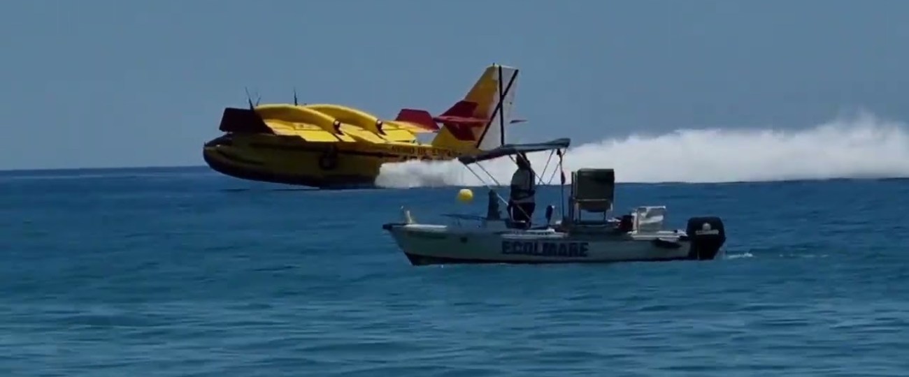 Impresionante: un hidroavión carga agua mientras bañistas disfrutan en el Lago de Sanabria Impresionante: un hidroavión carga agua mientras bañistas disfrutan en el Lago de Sanabria