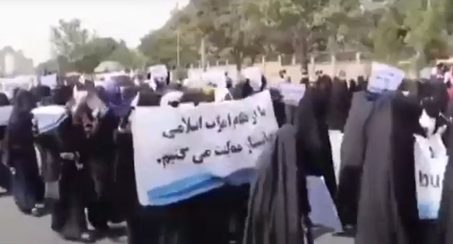 তালিবান কর্তৃক শরিয়াহ শাসনের সমর্থনে কাবুলে মিছিল করলো আফগান নারী শিক্ষার্থীরা তালিবান কর্তৃক শরিয়াহ শাসনের সমর্থনে কাবুলে মিছিল করলো আফগান নারী শিক্ষার্থীরা