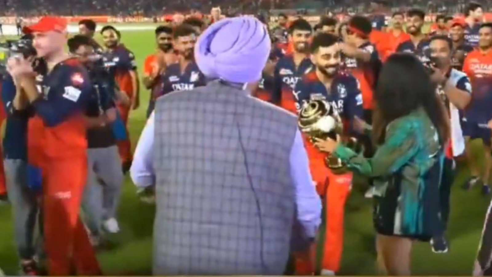 Virat Kohli walks up to Mayanti mid-celebrations; his stirring ‘touch the trophy’ gesture leaves anchor misty-eyed Virat Kohli walks up to Mayanti mid-celebrations; his stirring ‘touch the trophy’ gesture leaves anchor misty-eyed