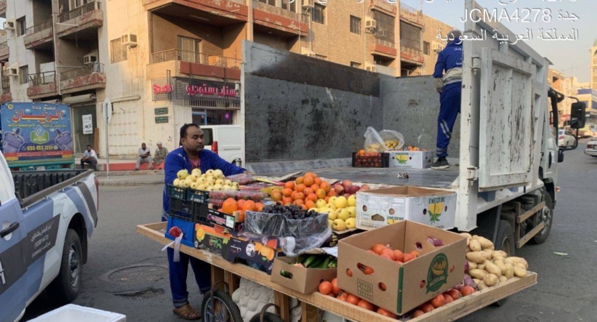 ضبط 3.5 أطنان من الخضروات والفواكه ضمن حملة بنطاق بلدية العزيزية بجدة ضبط 3.5 أطنان من الخضروات والفواكه ضمن حملة بنطاق بلدية العزيزية بجدة