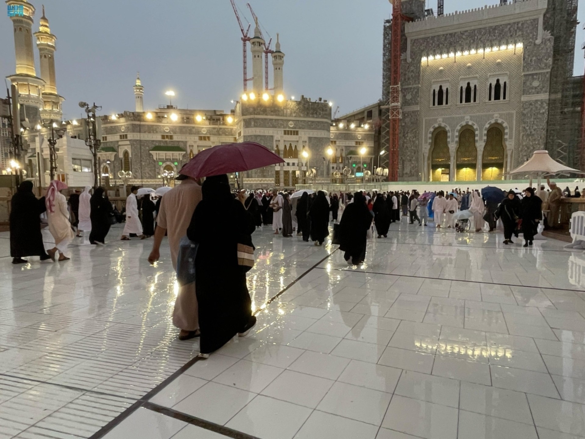 إنذار بالأحمر في مكة وآخر برتقالي بالمدينة من أمطار غزيرة ومتوسطة إنذار بالأحمر في مكة وآخر برتقالي بالمدينة من أمطار غزيرة ومتوسطة
