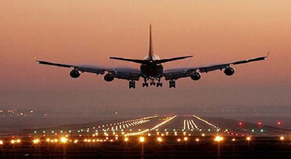 مسافر يحاول فتح باب الطائرة خلال تحليقها مسافر يحاول فتح باب الطائرة خلال تحليقها