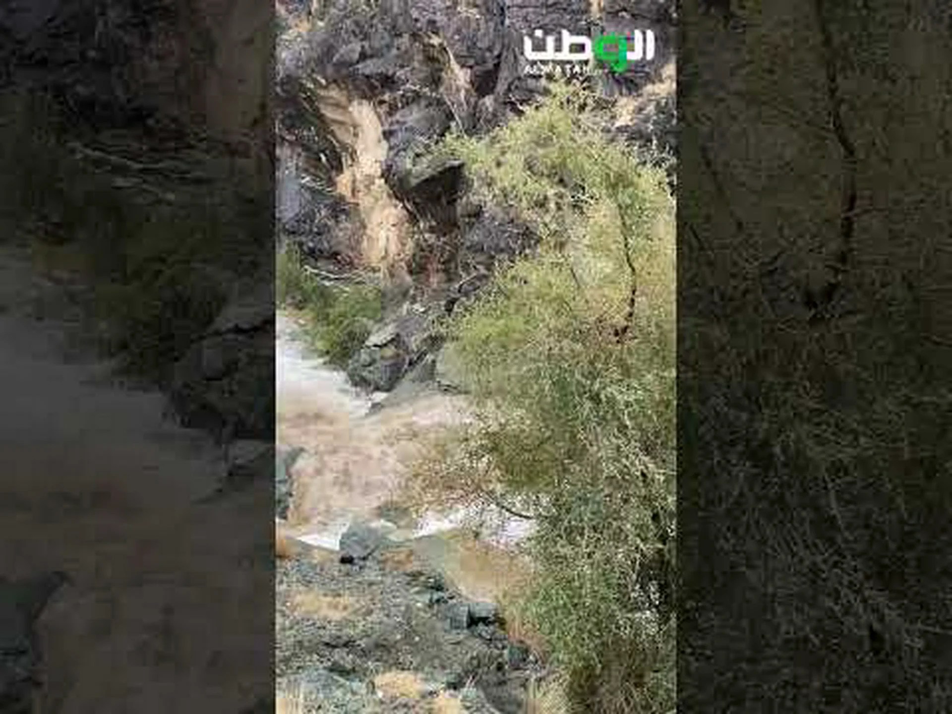 تساقط للصخور وجريان لأودية محافظات السراة بالباحة تساقط للصخور وجريان لأودية محافظات السراة بالباحة