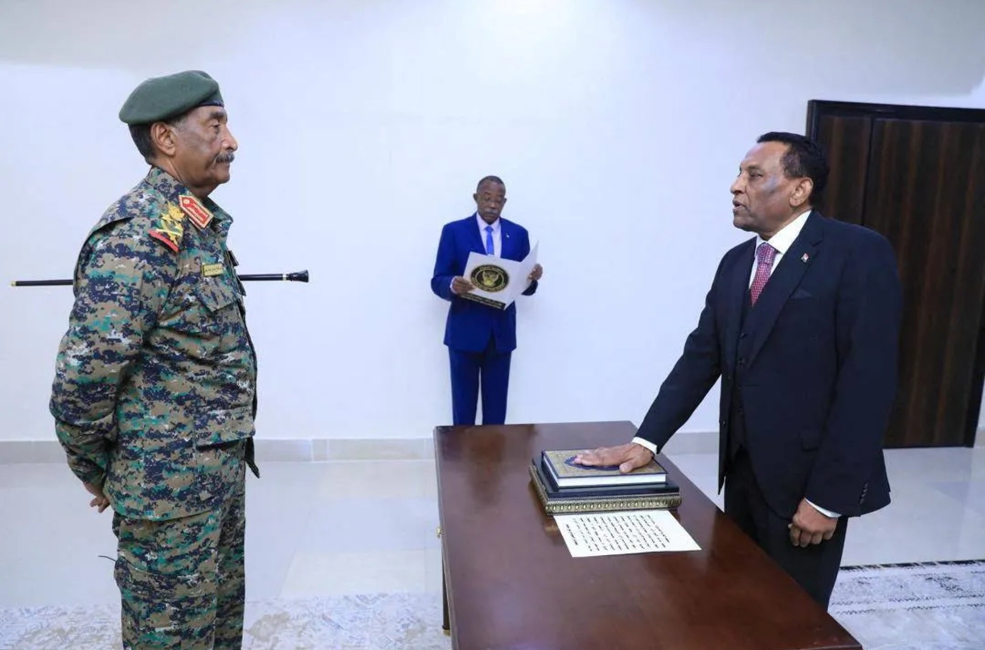 كامل إدريس يؤدي اليمين الدستورية رئيساً لوزراء السودان كامل إدريس يؤدي اليمين الدستورية رئيساً لوزراء السودان