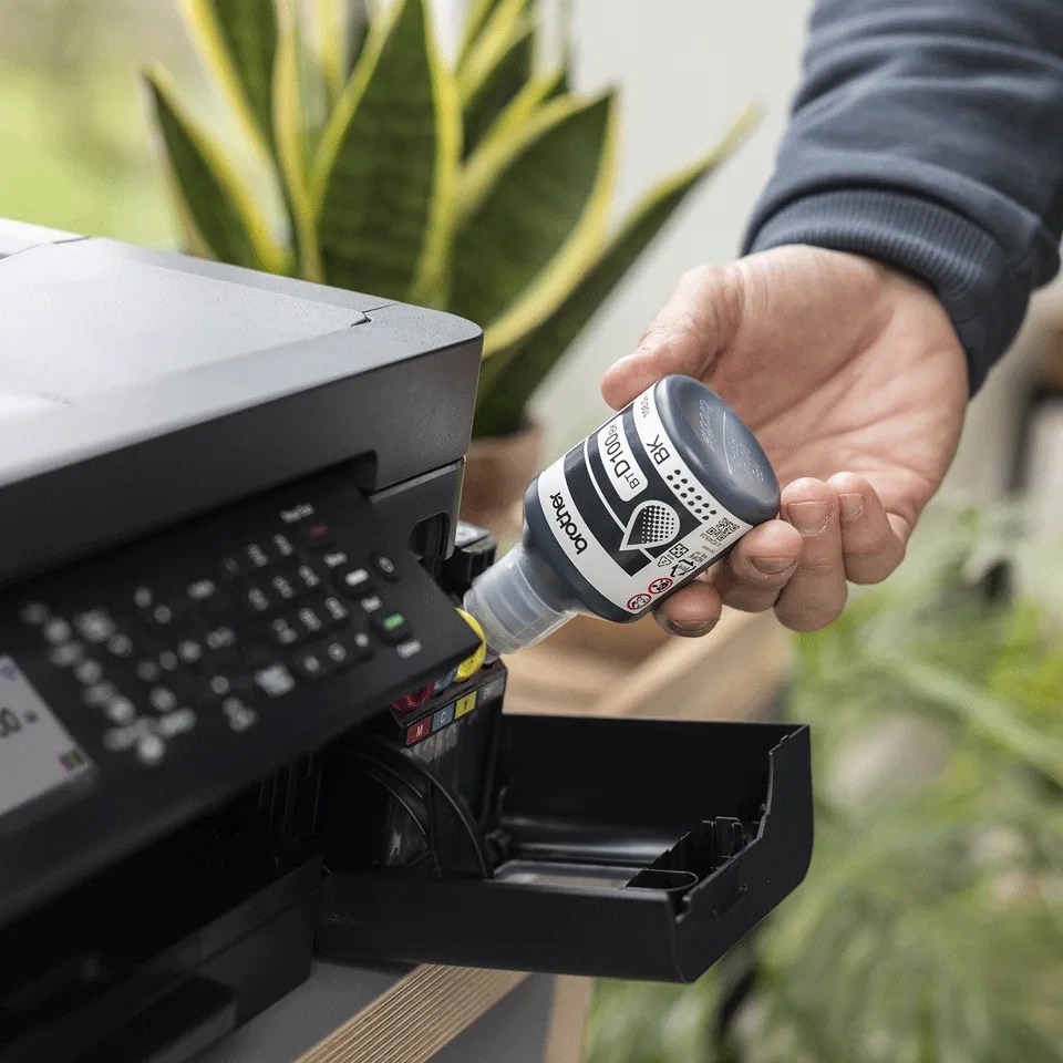 Pisač Brother tintni MFP DCPT930DW inkbenefit plus A4, wifi, duplex, sustav za ponovno punjenje spremnika, USB, WiFi, do 17 str/min c/b 16 str/min kolor, BTD100BK (6.500 str.) BTD100C/M/Y (5.000 str.),papir: 150 listova ADF: 20 listova, jamstvo 2+1.