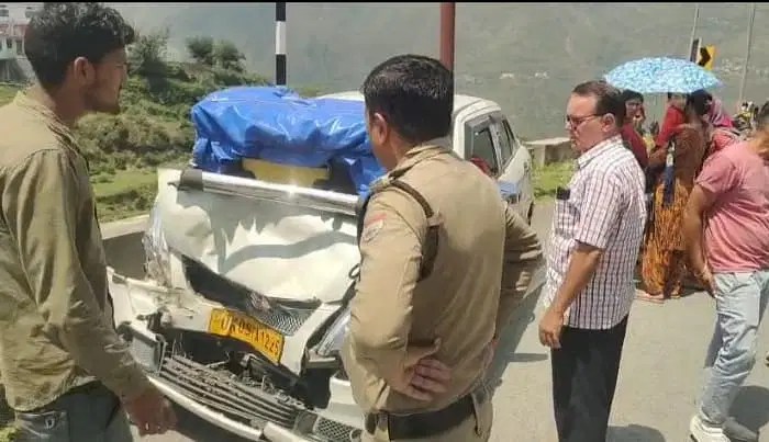 ऋषिकेश-गंगोत्री हाईवे पर हादसा: गुजरात के यात्रियों से भरी कार और लोडर की जबरदस्त टक्कर, छह लोग घायल, एक गंभीर ऋषिकेश-गंगोत्री हाईवे पर हादसा: गुजरात के यात्रियों से भरी कार और लोडर की जबरदस्त टक्कर, छह लोग घायल, एक गंभीर