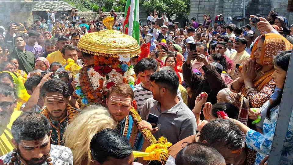 Chamoli: भगवान गोपीनाथ से विदा लेकर अपने मंदिर के लिए रवाना हुई रुद्रनाथ की डोली, 18 को खुलेंगे कपाट Chamoli: भगवान गोपीनाथ से विदा लेकर अपने मंदिर के लिए रवाना हुई रुद्रनाथ की डोली, 18 को खुलेंगे कपाट