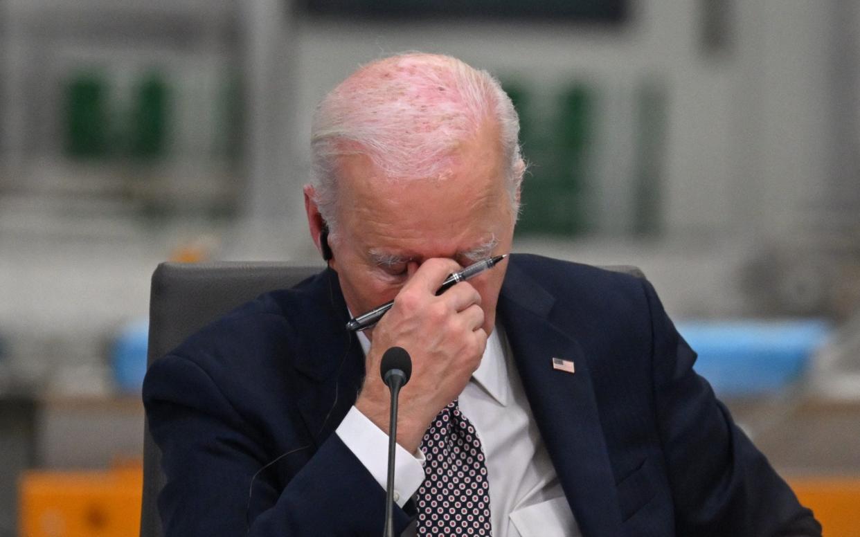 Joe Biden falls asleep when meeting African Presidents Joe Biden falls asleep when meeting African Presidents