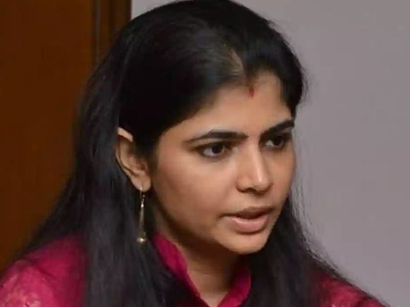 స్టేజ్పై బట్టలు విప్పమన్న దుర్మార్గుడు! చిన్మయి దిమ్మతిరిగే రియాక్షన్! స్టేజ్పై బట్టలు విప్పమన్న దుర్మార్గుడు! చిన్మయి దిమ్మతిరిగే రియాక్షన్!