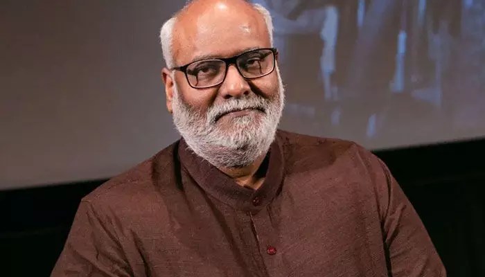 హగ్గులు, కిస్సులు.. పోర్న్ స్టార్తో సంగీత దర్శకుడు కీరవాణి సంభాషణ వైరల్ హగ్గులు, కిస్సులు.. పోర్న్ స్టార్తో సంగీత దర్శకుడు కీరవాణి సంభాషణ వైరల్