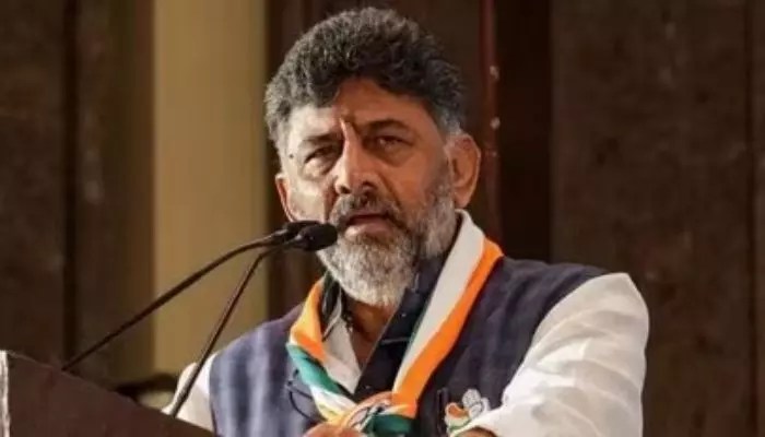టికెట్ల కోసం ఎమ్మెల్యేల పంతం! డీకే శివకుమార్ దిగొచ్చారా? టికెట్ల కోసం ఎమ్మెల్యేల పంతం! డీకే శివకుమార్ దిగొచ్చారా?