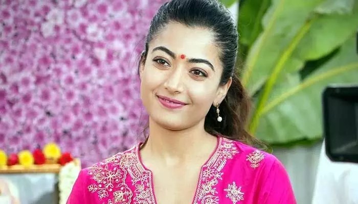 రష్మిక మందన్న అమ్మనాన్న ఫొటో వైరల్.. వారిని చూసి ఇన్నేళ్లు అవుతుందంటూ నటి పోస్ట్ రష్మిక మందన్న అమ్మనాన్న ఫొటో వైరల్.. వారిని చూసి ఇన్నేళ్లు అవుతుందంటూ నటి పోస్ట్