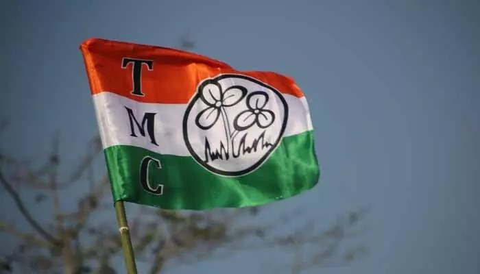 టీఎంసీలో రచ్చ: పార్టీ పేరు, గుర్తు దుర్వినియోగంపై రెబల్స్ పై మమత వర్గం ఫిర్యాదు! టీఎంసీలో రచ్చ: పార్టీ పేరు, గుర్తు దుర్వినియోగంపై రెబల్స్ పై మమత వర్గం ఫిర్యాదు!