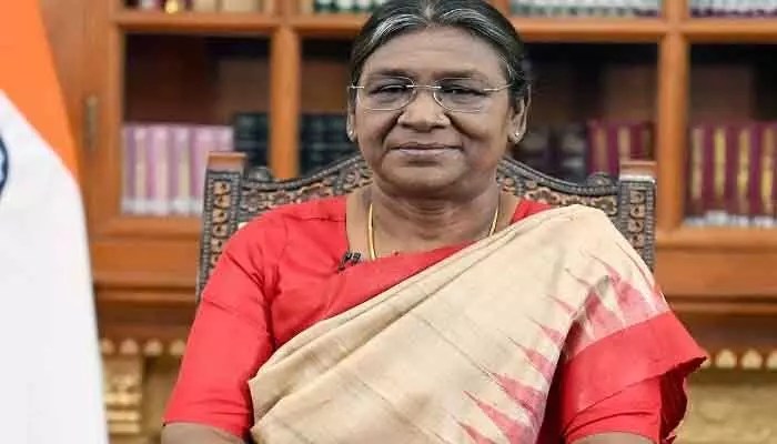 రాష్ట్రపతితో సీనియర్ నటి రోజారమణి: వైరల్ అవుతున్న అపురూప దృశ్యాలు! రాష్ట్రపతితో సీనియర్ నటి రోజారమణి: వైరల్ అవుతున్న అపురూప దృశ్యాలు!