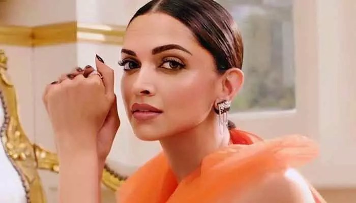 సందీప్ రెడ్డి వంగతో గొడవ .. దీపిక అఫిషియల్ సమాధానమిదే.. నేను అడిగింది ఇవ్వాల్సిందే.. నా ట్రాక్ రికార్డ్ తెలుసుగా.. (వీడియో) సందీప్ రెడ్డి వంగతో గొడవ .. దీపిక అఫిషియల్ సమాధానమిదే.. నేను అడిగింది ఇవ్వాల్సిందే.. నా ట్రాక్ రికార్డ్ తెలుసుగా.. (వీడియో)