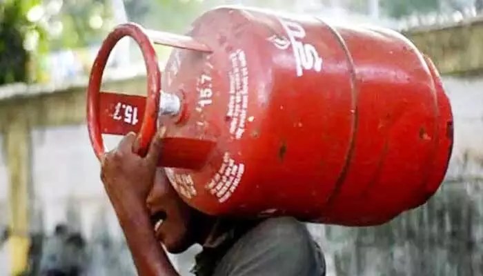 గ్యాస్ సిలిండర్ల కోసం ఎగబడుతున్న జనం! ఒక్కరోజులో రికార్డు స్థాయిలో బుకింగ్లు!! గ్యాస్ సిలిండర్ల కోసం ఎగబడుతున్న జనం! ఒక్కరోజులో రికార్డు స్థాయిలో బుకింగ్లు!!
