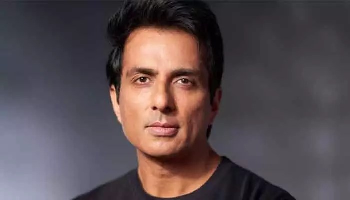 Sonu Sood Offers Free Accommodation to Stranded Travelers in Dubai Sonu Sood Offers Free Accommodation to Stranded Travelers in Dubai