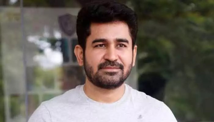 Vijay Antony: వివాదాస్పద పోస్ట్తో చిక్కుల్లో పడిన హీరో.. ఆడేసుకుంటున్న నెటిజన్లు.. ఆయన రియాక్షన్ ఏంటంటే? Vijay Antony: వివాదాస్పద పోస్ట్తో చిక్కుల్లో పడిన హీరో.. ఆడేసుకుంటున్న నెటిజన్లు.. ఆయన రియాక్షన్ ఏంటంటే?