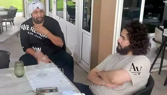 మహేష్ బాబు: షాకింగ్ లుక్లో దర్శనమిచ్చిన మహేష్ బాబు.. సోషల్ మీడియాను షేక్ చేస్తున్న ఫొటో మహేష్ బాబు: షాకింగ్ లుక్లో దర్శనమిచ్చిన మహేష్ బాబు.. సోషల్ మీడియాను షేక్ చేస్తున్న ఫొటో