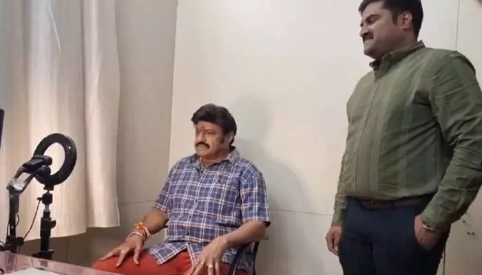 ఖైరతాబాద్ ఆర్టీవో కార్యాలయానికి బాలకృష్ణ (రేంజ్ రోవర్) ఖైరతాబాద్ ఆర్టీవో కార్యాలయానికి బాలకృష్ణ (రేంజ్ రోవర్)