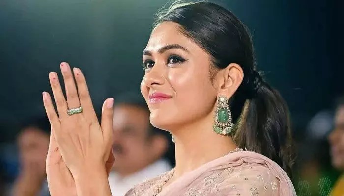 Mrunal Thakur: బాలీవుడ్, టాలీవుడ్తో పాటు మరో ఇండస్ట్రీసై కన్నేసిన మృణాల్ ఠాకూర్.. ఆనందంలో ఫ్యాన్స్ Mrunal Thakur: బాలీవుడ్, టాలీవుడ్తో పాటు మరో ఇండస్ట్రీసై కన్నేసిన మృణాల్ ఠాకూర్.. ఆనందంలో ఫ్యాన్స్