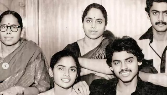 రేర్ పిక్స్.. స్టార్ హీరో విక్టరీ వెంకటేష్ బ్లాక్ అండ్ వైట్ ఫ్యామిలీ ఫొటోస్.. సూపర్ అంటూ నెటిజన్స్ కామెంట్స్ రేర్ పిక్స్.. స్టార్ హీరో విక్టరీ వెంకటేష్ బ్లాక్ అండ్ వైట్ ఫ్యామిలీ ఫొటోస్.. సూపర్ అంటూ నెటిజన్స్ కామెంట్స్