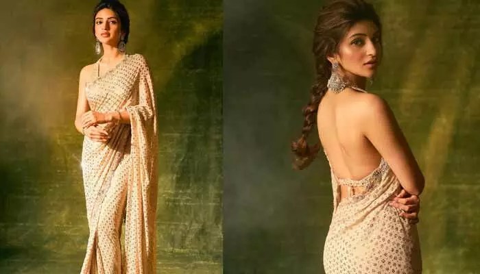 ఫ్రంట్ అండ్ బ్యాక్ అందాలతో రెచ్చగొడుతున్న శ్రీ లీల.. ఫోటోలు వైరల్ ఫ్రంట్ అండ్ బ్యాక్ అందాలతో రెచ్చగొడుతున్న శ్రీ లీల.. ఫోటోలు వైరల్