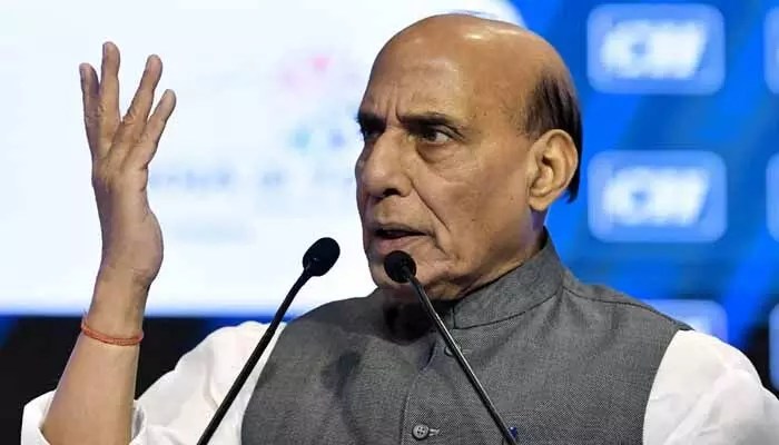 రాజ్నాథ్ సింగ్ అబద్ధాలు: పార్లమెంటును తప్పుదోవ పట్టించారని కాంగ్రెస్ ప్రివిలేజ్ నోటీసు, రాజీనామాకు డిమాండ్! రాజ్నాథ్ సింగ్ అబద్ధాలు: పార్లమెంటును తప్పుదోవ పట్టించారని కాంగ్రెస్ ప్రివిలేజ్ నోటీసు, రాజీనామాకు డిమాండ్!