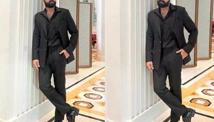 బ్లాక్ సూట్లో కిల్లర్ లుక్స్తో తగలబెట్టేస్తున్న ఎన్టీఆర్.. లేటెస్ట్ ఫోటోస్ వైరల్ బ్లాక్ సూట్లో కిల్లర్ లుక్స్తో తగలబెట్టేస్తున్న ఎన్టీఆర్.. లేటెస్ట్ ఫోటోస్ వైరల్