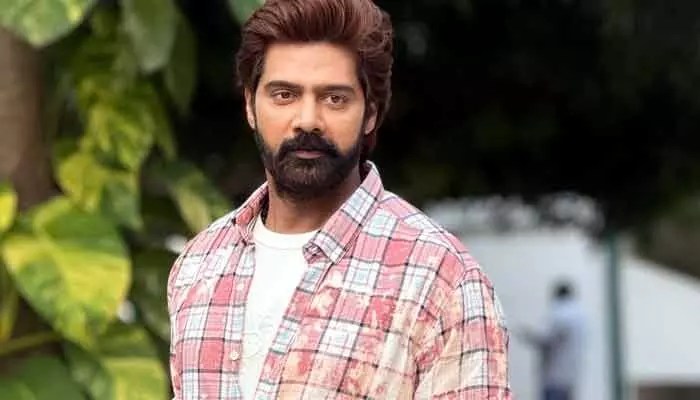 Naveen Chandra: ఇందులో ట్విస్ట్లు మైండ్ బ్లోయింగ్గా ఉంటాయి.. హీరో కామెంట్స్తో మరింత హైప్ Naveen Chandra: ఇందులో ట్విస్ట్లు మైండ్ బ్లోయింగ్గా ఉంటాయి.. హీరో కామెంట్స్తో మరింత హైప్