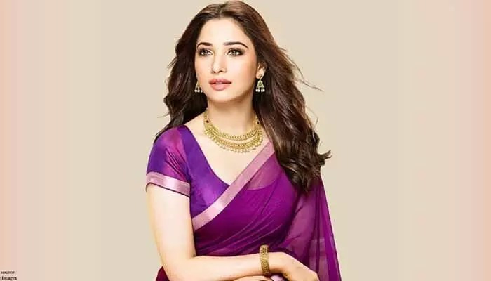 సీనియర్ నటి జయశ్రీగా తమన్నా.. పింక్ చీరలో ఫస్ట్ లుక్(వీడియో) సీనియర్ నటి జయశ్రీగా తమన్నా.. పింక్ చీరలో ఫస్ట్ లుక్(వీడియో)