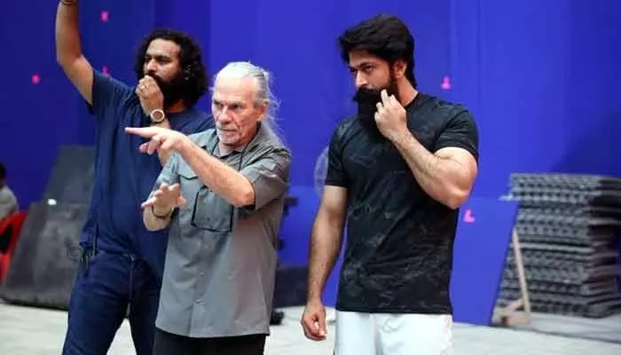Yash : రామాయణం సెట్లో రావణుడు.. షూటింగ్ స్పార్ట్ నుంచి యశ్ ఫొటోస్ వైరల్ Yash : రామాయణం సెట్లో రావణుడు.. షూటింగ్ స్పార్ట్ నుంచి యశ్ ఫొటోస్ వైరల్