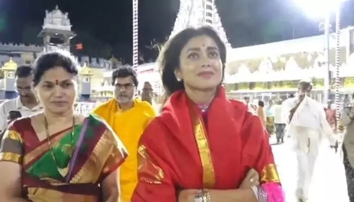 తిరుమల: శ్రీవారి సేవలో శ్రియా శరన్ తిరుమల: శ్రీవారి సేవలో శ్రియా శరన్