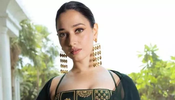 Tamannaah Bhatia: పెళ్లి కాకుండానే తల్లి కాబోతున్న తమన్నా.. హాట్ టాపిక్గా మారిన వీడియో.. ఇలా మారిపోయిందేంటని నెటిజన్లు షాక్ Tamannaah Bhatia: పెళ్లి కాకుండానే తల్లి కాబోతున్న తమన్నా.. హాట్ టాపిక్గా మారిన వీడియో.. ఇలా మారిపోయిందేంటని నెటిజన్లు షాక్