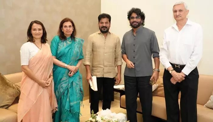Nagarjuna: సీఎం రేవంత్ని కలిసిన హీరో నాగార్జున దంపతులు.. Nagarjuna: సీఎం రేవంత్ని కలిసిన హీరో నాగార్జున దంపతులు..