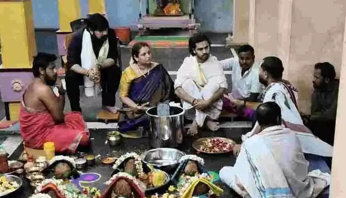 శ్రీకాళహస్తిలో టాలీవుడ్ హీరో శ్రీకాంత్ కు ప్రైవేట్ పూజలు.. ఆలయ వేద పండితుడిపై సస్పెన్షన్ వేటు శ్రీకాళహస్తిలో టాలీవుడ్ హీరో శ్రీకాంత్ కు ప్రైవేట్ పూజలు.. ఆలయ వేద పండితుడిపై సస్పెన్షన్ వేటు
